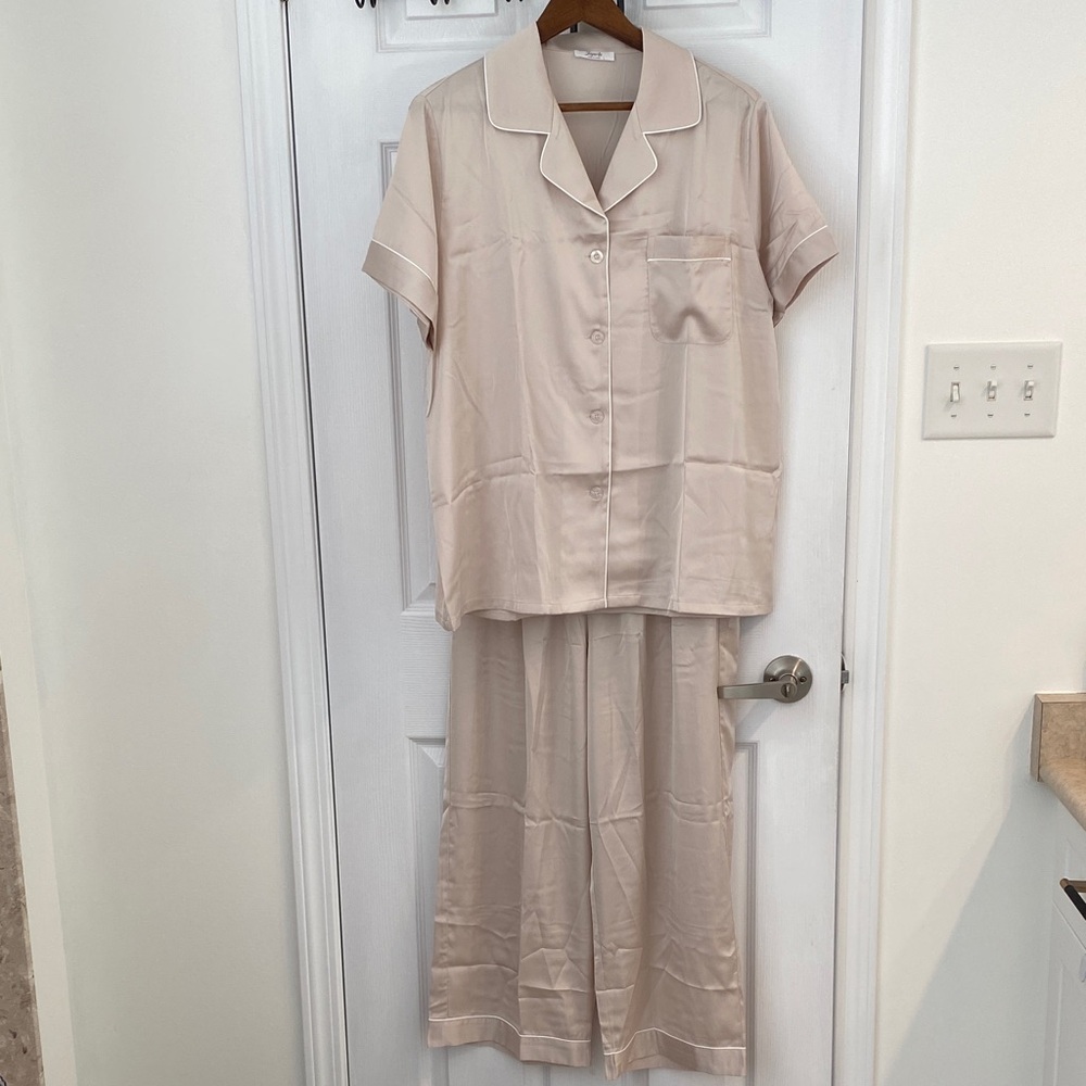 Joyaria Champagne Short Sleeve/Capri Pajama Set, Satin, BNIP, sz Large,